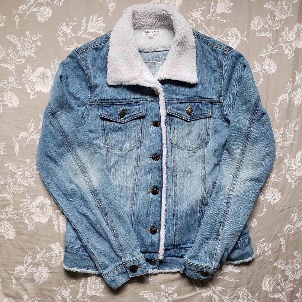 Boohoo Denim Jacket with Fur Collar Size Small